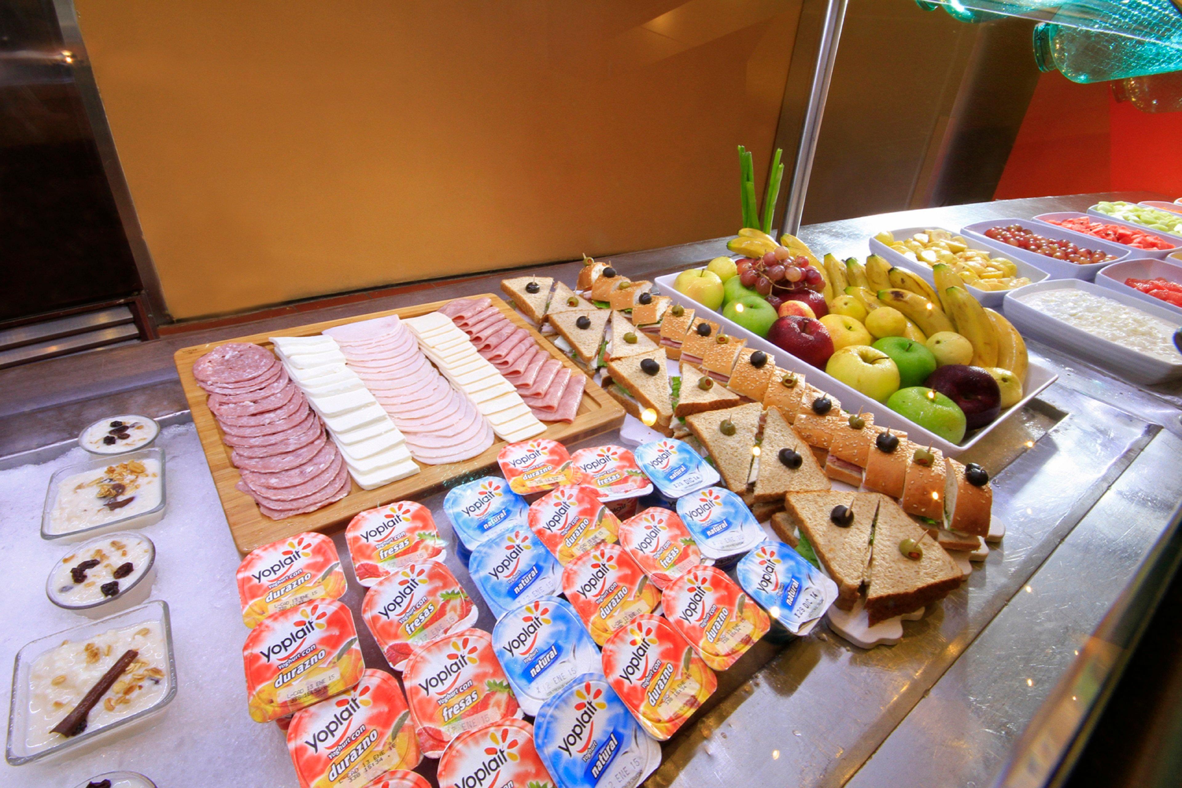 Holiday Inn Monterrey-Parque Fundidora By Ihg Екстериор снимка Fruit and cold cuts at a buffet