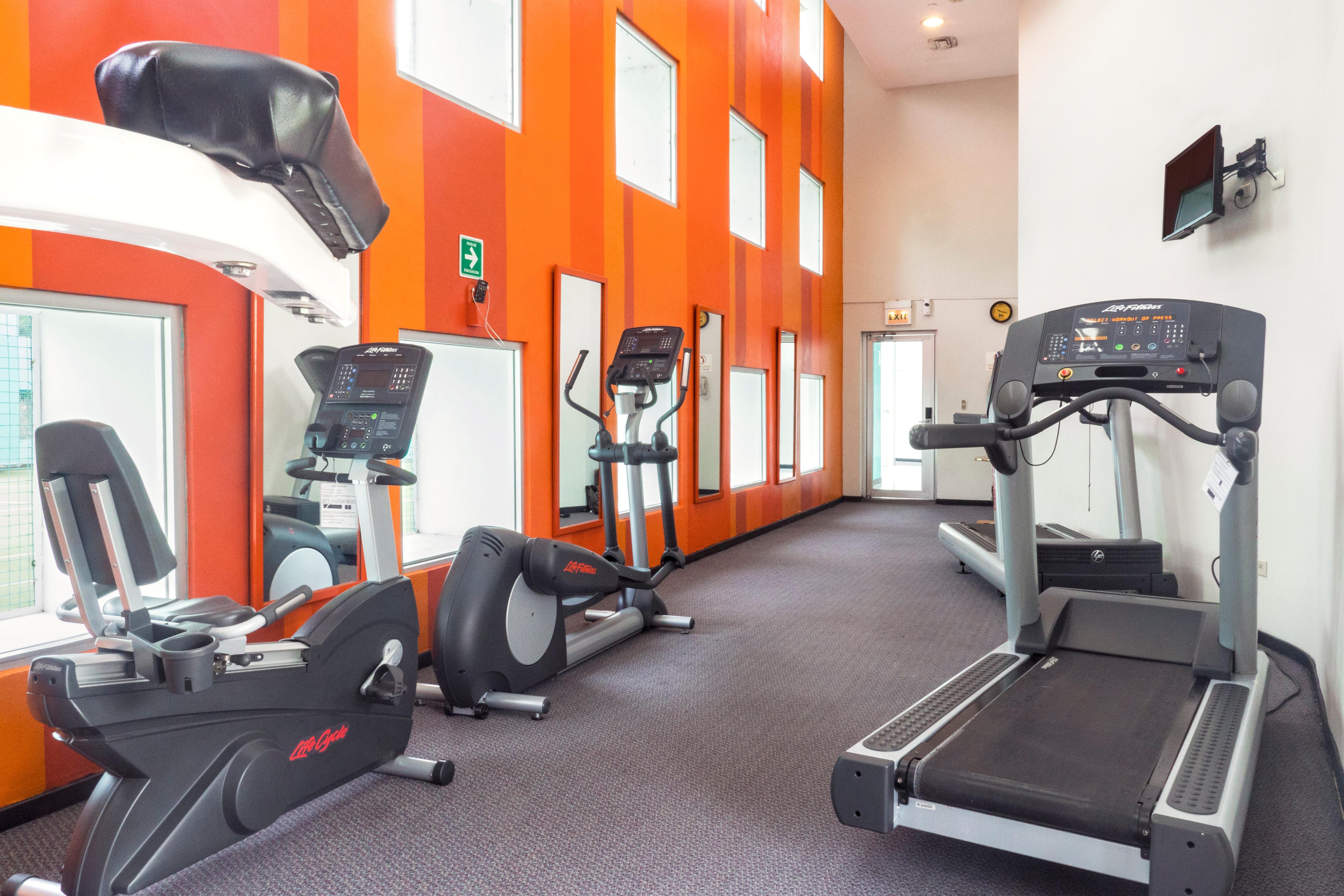 Holiday Inn Monterrey-Parque Fundidora By Ihg Екстериор снимка A gym at a hotel