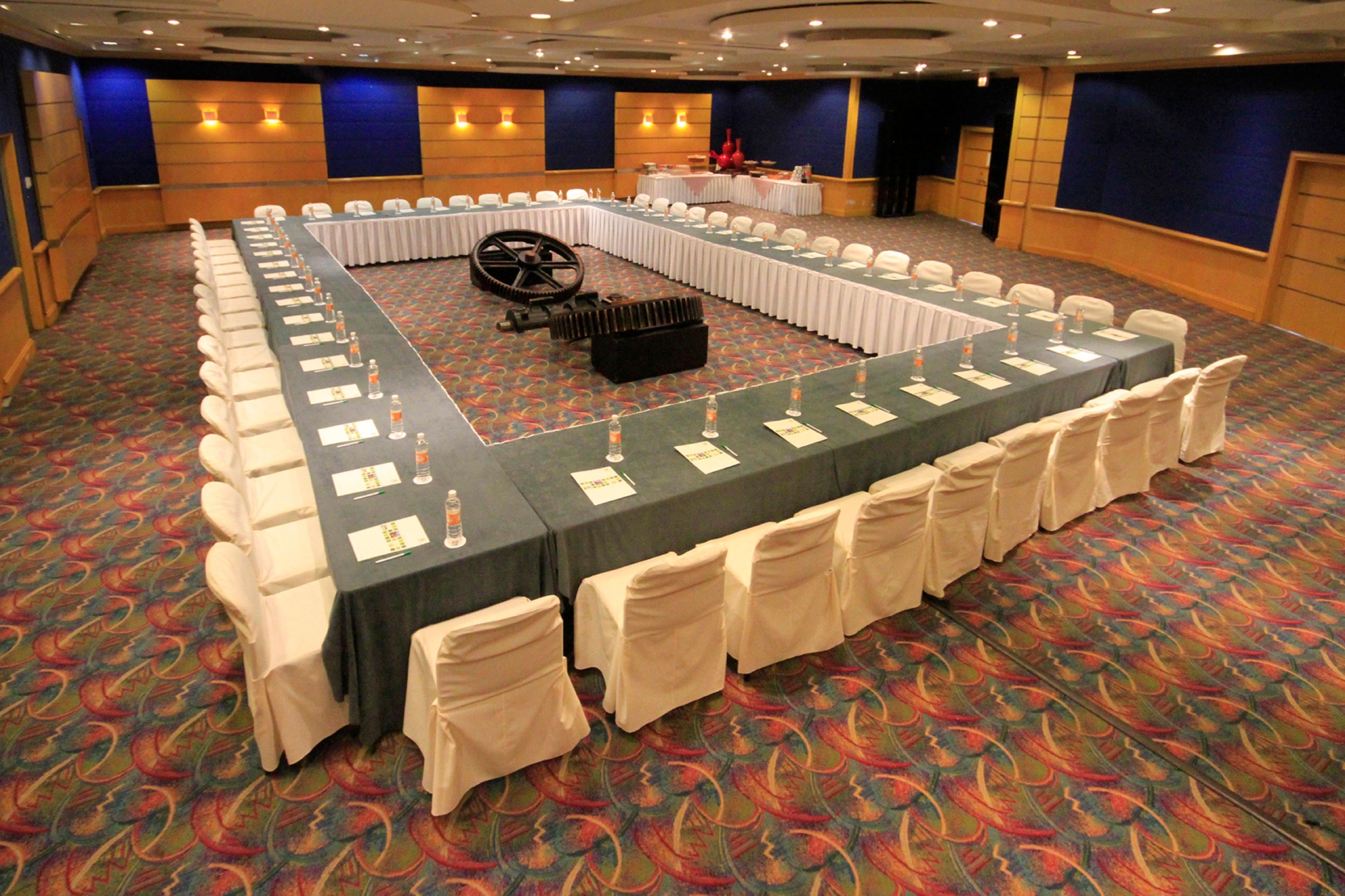 Holiday Inn Monterrey-Parque Fundidora By Ihg Екстериор снимка The U-shaped table at the 2008 World Economic Forum