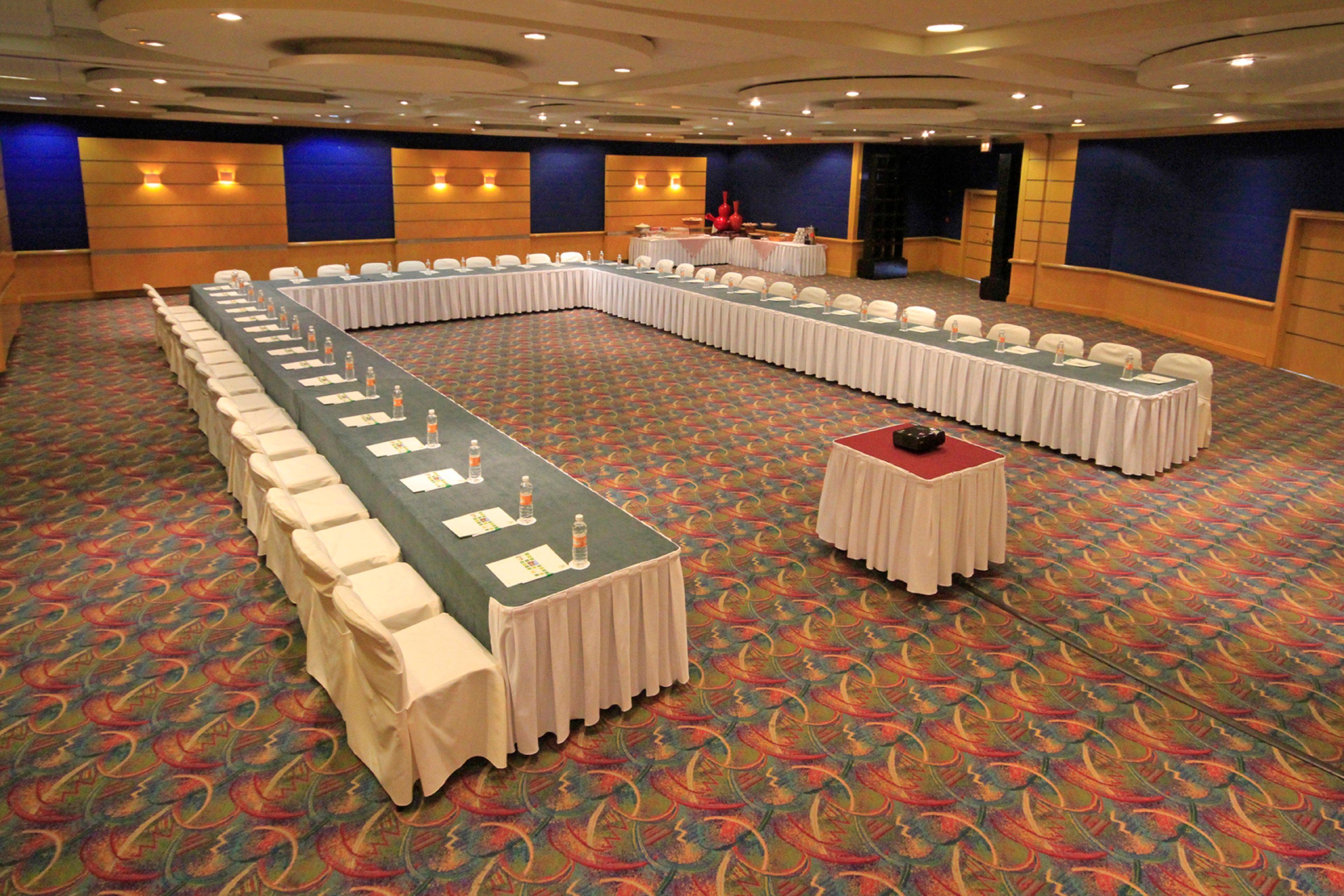 Holiday Inn Monterrey-Parque Fundidora By Ihg Екстериор снимка U-shaped table layout