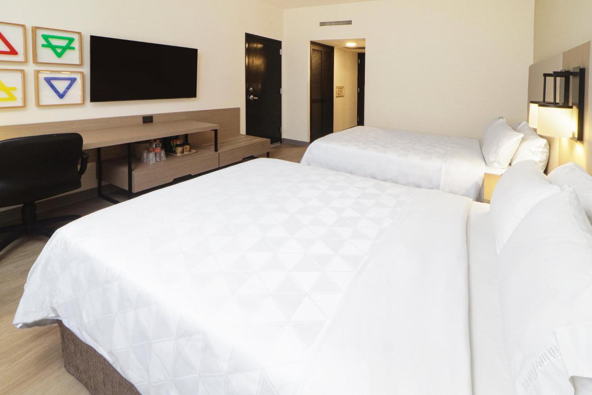 Holiday Inn Monterrey-Parque Fundidora By Ihg Екстериор снимка A typical room at the Holiday Inn Express