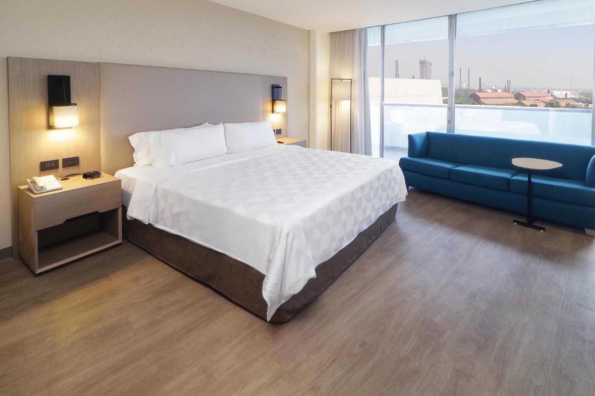 Holiday Inn Monterrey-Parque Fundidora By Ihg Екстериор снимка A room at the Hilton London Heathrow